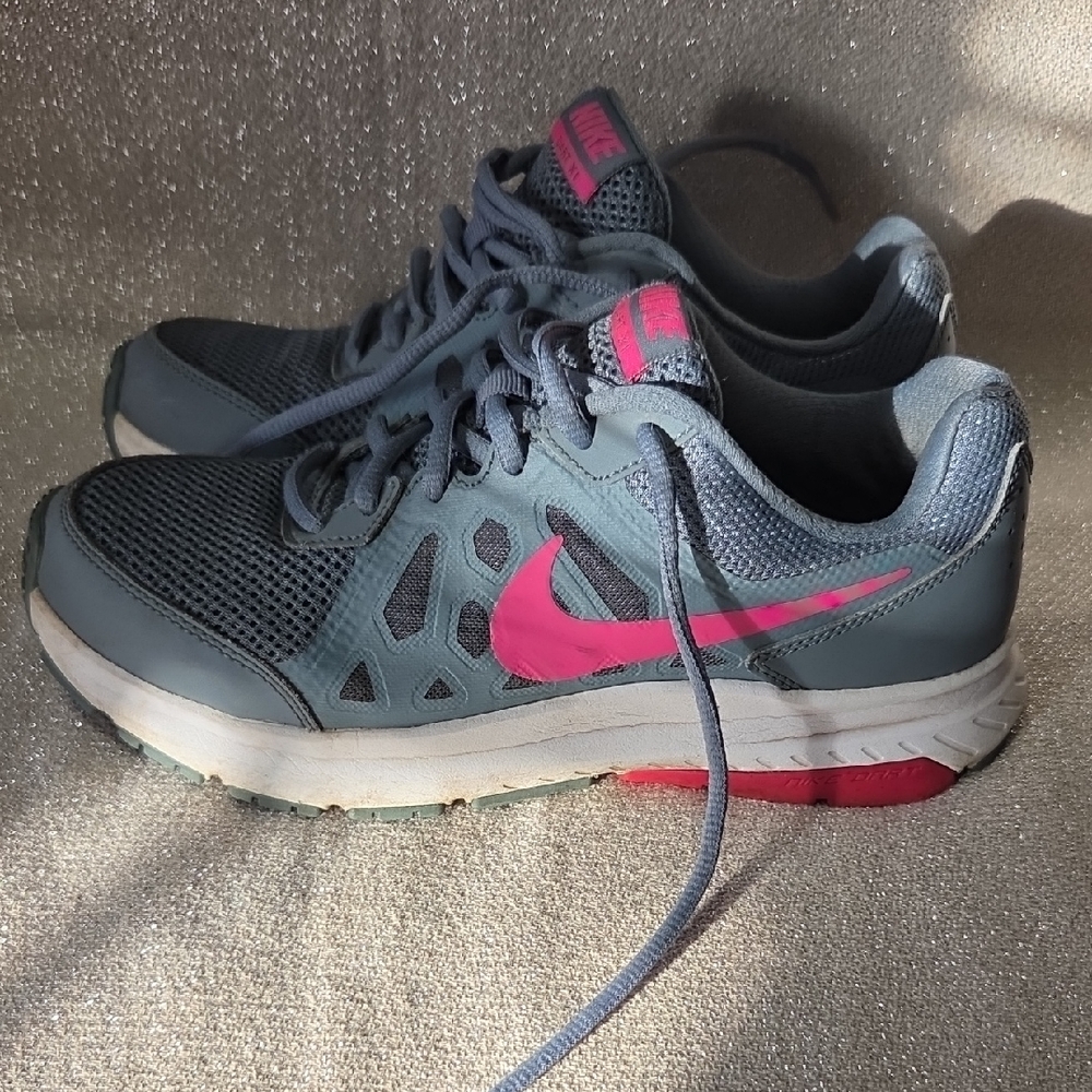 Nike Women's Gray and Pink Athletic Shoes